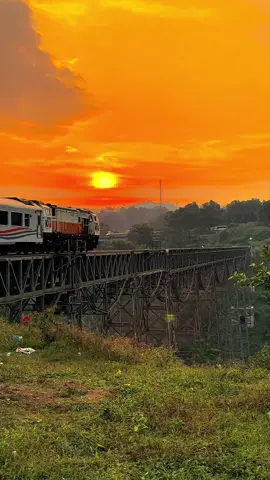 Senja Dan Kereta Api Juga Udah Paling Bahagia Banget#arifcfyu 