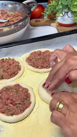 Quem aí ama Esfiha tipo Habibs?? 🫓🥩🧀 Bora aprender essa delícia? Ingredientes: Massa: 1kg de farinha de trigo 350ml de leite morno 250ml de água 150ml de óleo 2 colheres de sopa de margarina 1 colher de sopa de açúcar 1/2 colher de sopa de sal 10g de fermento seco Recheio de carne:  600g de carne moída 1 tomate grande picado 1 cebola picada suco de 2 limões taiti sal a gosto Modo de preparo: Misture a farinha de trigo, açúcar, sal, margarina, fermento, óleo, leite e água. › Agora é só sovar por pelo menos 10 minutos. Separe em porções de 50 gramas e faça bolinhas. Deixe descansar por 20 minutos até as bolinhas desenvolverem. Para o recheio misture a carne moída, cebola, tomate, cheiro verde, suco de limão e sal a gosto. Misture bem e deixe em uma peneira para escorrer o excesso de líquido. › Abra as bolinhas e recheie com carne moída. › Leve ao forno a 250 graus por aproximadamente 15 minutos.  Dica: O importante dessa esfiha é assar em temperatura alta por um curto espaço de tempo. Bom apetite procês! #culinaria #food #esfiha #habibs