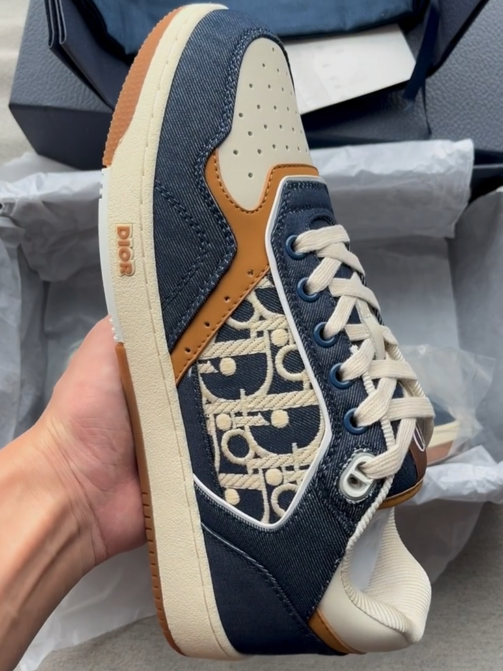 Cuối tuần vui vẻ nhé ae #sneakernam #giaythethaocaocap #giaynamdep #giaynamcaocap #hoanghanghieu 