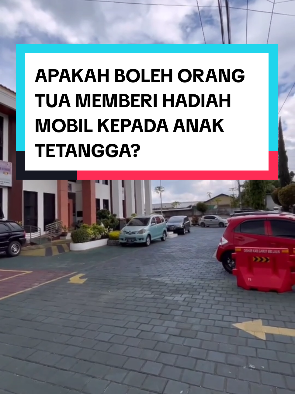 ⏩ Orang tua memberi hadiah mobil kepada anak tetangga, apakah di benarkan secara hukum? jawabannya BOLEH, atas dasar hibah, tetapi hibah tersebut tidak boleh melebihi sepertiga harta orang tua, karena akan mengganggu porsi pembagian waris kepada ahli waris ketika pewaris meningg4l dunia. >> Pasal 210 Ayat 1 & 2 KHI 💡 Selebihnya simak pada video penjelasan di atas! #CapCut #warisan #hibah #pengacara #hukum 