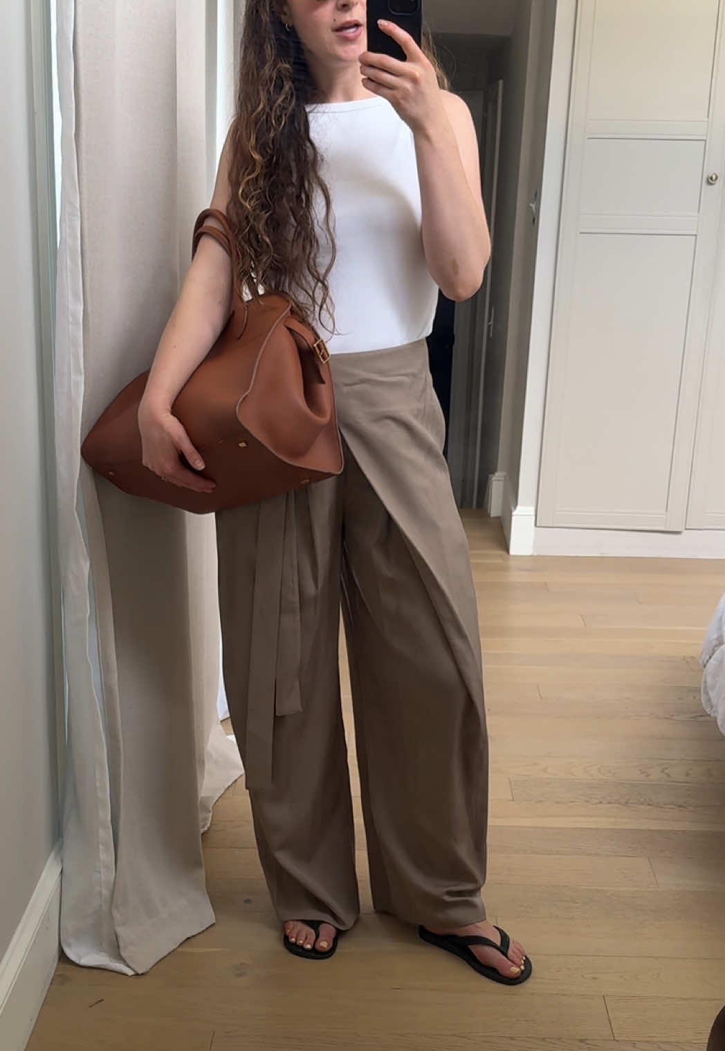White tank 🤝 trousers @VIR VITA @COS @Havaianas @ebay #outfitideas #fashiontok #90sminimalism #therowbag 