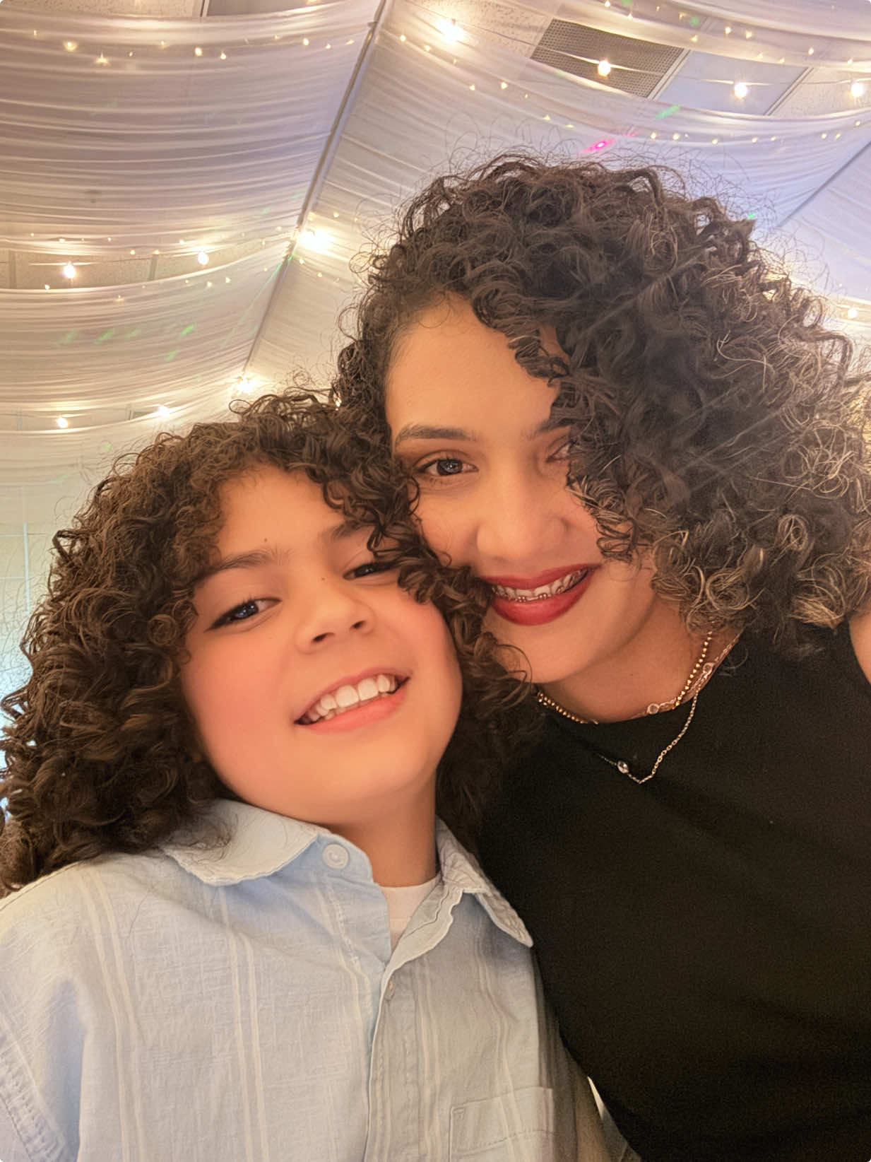 Probé los productos de @isima @Shakira én casa son parte de la rutina de cuidado de rizos con mi hijo. 💆🏽‍♀️💙 Nos encantó la textura, el aroma y sobre todo lo bien que deja el cabello: definido, suave y sin residuos. 🌀 ¡Apto para grandes y peques con rizos rebeldes! 😍 ¿Ya los probaste? #CurlyHairRoutine #IsimaByShakira #RizosDefinidos       #ConSantanderConecto 