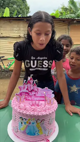 La hermanita de Yerek estuvo de cumpleaños 🥹 Nunca le habían dado una torta 🥹 Ella estaba feliz con su regalo esto es gracias a ustedes ❤️