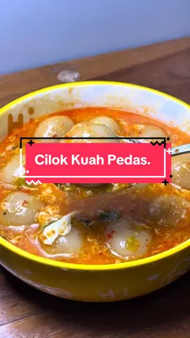 Cilok Kuah Pedas 🌶️ Bahan Cilok : 12 sdm tepung tapioka 12 sdm tepung terigu 2 sdt penyedap 2 sdt bawang putih bubuk (bisa di ganti bawang putih d haluskan) 1/2 sdt merica 180ml air panas/mendidih Bahan Kuas Pedas: 5 cabe rawit (optional) 3 cabe kriting (optional) 3 bawmer 2 bawput 2 lembar daun jeruk (iris tipis) 1 butir telur 3 sdm saus sambal Daun bawang (secukupny) Air secukupnya Garam,gula,penyedap,lada (secukupnya) *resep ini bisa untuk 3 porsi  *saat membuat adonan masukan air panas secara perlahan ya uleni sampai adonan mudah di bentuk kalau belum kalis tambah air sedikit lagi sampai adonan mudah di bentuk. *cabe bisa kamu sesuaikan klu suka pedas bisa banyakin *jng lupa koreksi rasa #cilokpedas #cemilansimple #cemilanenak #fyp 
