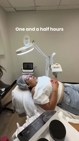 ✨ One and a half hours in just 30 seconds… Here’s our favorite anti-aging combo: 💆🏽‍♀️ HIFU + Microneedling + Pink Flow Mesotherapy around the eyes. Visible results, youthful skin, and refreshed eyes in a single session. 📍 Donelson, TN | Se habla español 📲 Book your appointment today #nashvilleskincare #soloskinstudio #nashvilleskin #lafacialista #estheticianlife 