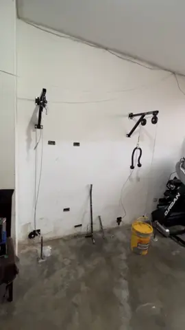 📱INFO SIN COMPROMISO AL 912390954📱 Ó AL PERFIL  😎100% PERSONALIZADA💪🏽  ✅POLEAS DE PARED🏋🏼 ☑️Está es una buena Opción para No Dejar de Entrenar y podrás Trabajar Todo el Cuerpo; tanto, como el Tren Súperior y Tren Inferior  Todo lo que es Pectorales, Espalda, Piernas, Etc.. Este Sistema a diferencia de las Poleas Para Barras No necesitan unas Barras para colgarse están ya van empotradas directamente a la Pared. Son demasiados resistentes;Ya que, están diseñadas con Tubo Grueso, pueden Soportar Hasta 100kgs 🔥 Sin Problemas😎 Así que ya no hay Excusas Para NO ENTRENAR!! 😤🔥💪🏼 ☑️INCLUYE: ✔️POLEA ALTA ✔️POLEA BAJA ✔️JALADOR LARGO ✔️JALADOR CORTO ✔️ PORTADISCOS 💪 CON ESTE EQUIPO EJERCITARÁS LOS SIGUIENTES MÚSCULOS 🔥 ✔️BRAZOS ✔️HOMBROS ✔️GLÚTEOS ✔️ABDOMEN  ✔️ESPALDA ✔️TRAPECIOS ✔️PECTORALES 🚚DELIVERY GRATIS  🛠️INSTALACIÓN GRATIS ✈️ENVÍO A PROVINCIA 📤EMBALADO CON CARTÓN Y FILL POR AGENCIA SHALOM(PREVIO DEPÓSITO)📦 #GYMSHOUSE #ENTRENAENCASA 