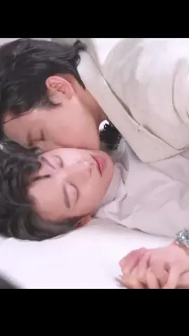 TEBAK SHEN CIUM GAO DIMANA??  Kalo dileher bukan ini kan angel-nya. Kalo dipipi??? 😳😳😳 Ini gag masuk series gag sihh?? Mana pake merem lagi menghayati 😭 Mommy Gao, you are beautifullll #ABODesire #DesireTheSeries #LiPeiEn #OceanJiang #JiangLi 