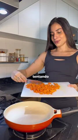 Vegetais 🥦🥕🍅  -Fio de azeite -Cenoura -Brócolis -Tomate -Sal/páprica defumada/ lemon pepper Faz exatamente nessa ordem, pq cada vegetal tem um tempo de preparo diferente, so ir colocando água e tampando.