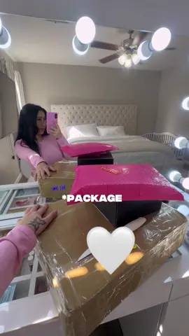 we just got a package wonder who its from? 🤏🏼💗 @Baddiess Boutique @Angieeres @Michelle🧸  #unboxing #unboxinghaul #unboxingvideo #mamalulu #youngmom 