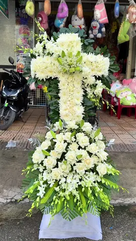 ✝️ Kệ hoa viếng thánh giá – Tông trắng trang nghiêm, thành kính tiễn biệt. 🕯️ Một lời cầu nguyện – Ngàn niềm thương nhớ. 📍 C&T Flower – Trung tâm thương mại Hộ Phòng – Giá Rai – Bạc Liêu – Cà Mau 📲 0943 855 585 – 0947 413 456 Hashtag TikTok: #HoaViếng #KệHoaThánhGiá #HoaTangLễ #HoaChiaBuồn #HoaTangTrangNghiêm         