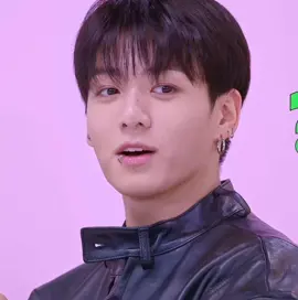 وغمزه هيك😉 #jungkook #جونغكوك #fyp #viral 