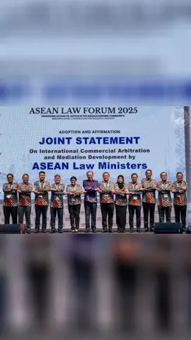 Batik Menyatukan ASEAN di Pentas Undang-Undang Serantau Sewaktu majlis penutup ASEAN Law Forum 2025, delegasi dari seluruh rantau tampil penuh bergaya dalam busana batik kebangsaan masing-masing. Suasana itu bukan sekadar meriah dengan warna dan corak tradisi, tetapi juga menjadi simbol persahabatan erat, semangat kebersamaan serantau, serta penghargaan terhadap warisan budaya yang menyatukan ASEAN. Busana batik yang diperagakan melambangkan keunikan identiti setiap negara, namun tetap memancarkan semangat kesatuan seiring dengan aspirasi untuk mengukuhkan kerjasama dalam bidang undang-undang, kehakiman, dan pembangunan serantau. #MalaysiaMADANI #RancakkanMADANI #MADANIBekerja #ASEAN #LawForum2025 