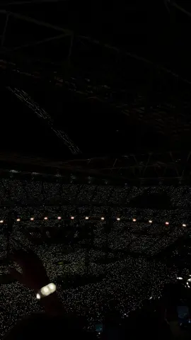 suddenly, it was all yellow✨🌕#coldplay #wembley #musicofthespheresworldtour #yellow @coldplay @Wembley Stadium 