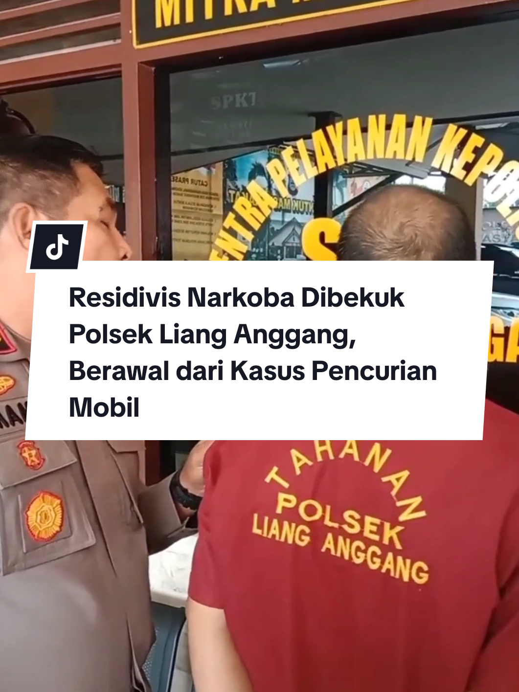 BANJARBARU - Seorang lelaki dengan keseharian sebagai buruh kayu ditangkap di rumah kawasan Landasan Ulin Selatan, Kota Banjarbaru karena diduga kuat sebagai pengedar sabu. Penangkapan tersangka berinisial I ini hasil kolaborasi antara Polsek Liang Anggang dan Unit Opsnal Polres Kutai Timur (Sangatta). ‎ ‎Kapolsek Liang Anggang, Kompol Imam Suryana menjelaskan, penangkapan pengedar sabu bermula saat polisi tengah melakukan bantuan untuk pengembangan kasus pencurian mobil yang ditangani oleh Polres Kutai Timur. ‎ ‎