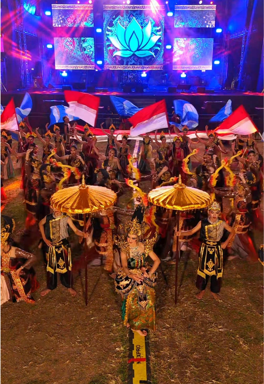 240 penari, dari SD hingga perguruan tinggi, satu panggung satu jiwa. Tari kolosal Swardana Kabumian berkolaborasi dengan Bravery Dance resmi membuka Kebumen Fest dengan megah! #swardhanakabumian #kebumenfest#openingceremony 