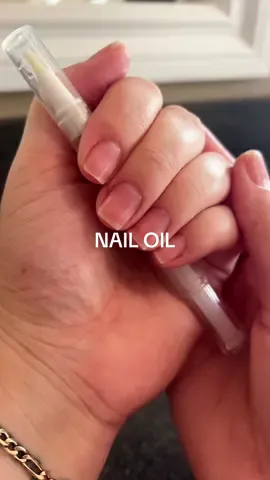 Transform weak, brittle nails with this nourishing nail growth oil. Packed with vitamins and natural oils that strengthen, repair, and promote longer, healthier nails with daily us! #nailgrowth #naturalnails #nailcare #cuticleoil #manicure