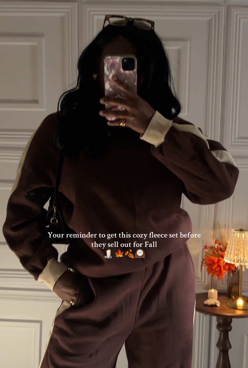 The inside is so soft! Feels like it could keep you warm for days😩#fallfashion #autumnoutfits #cozychic 