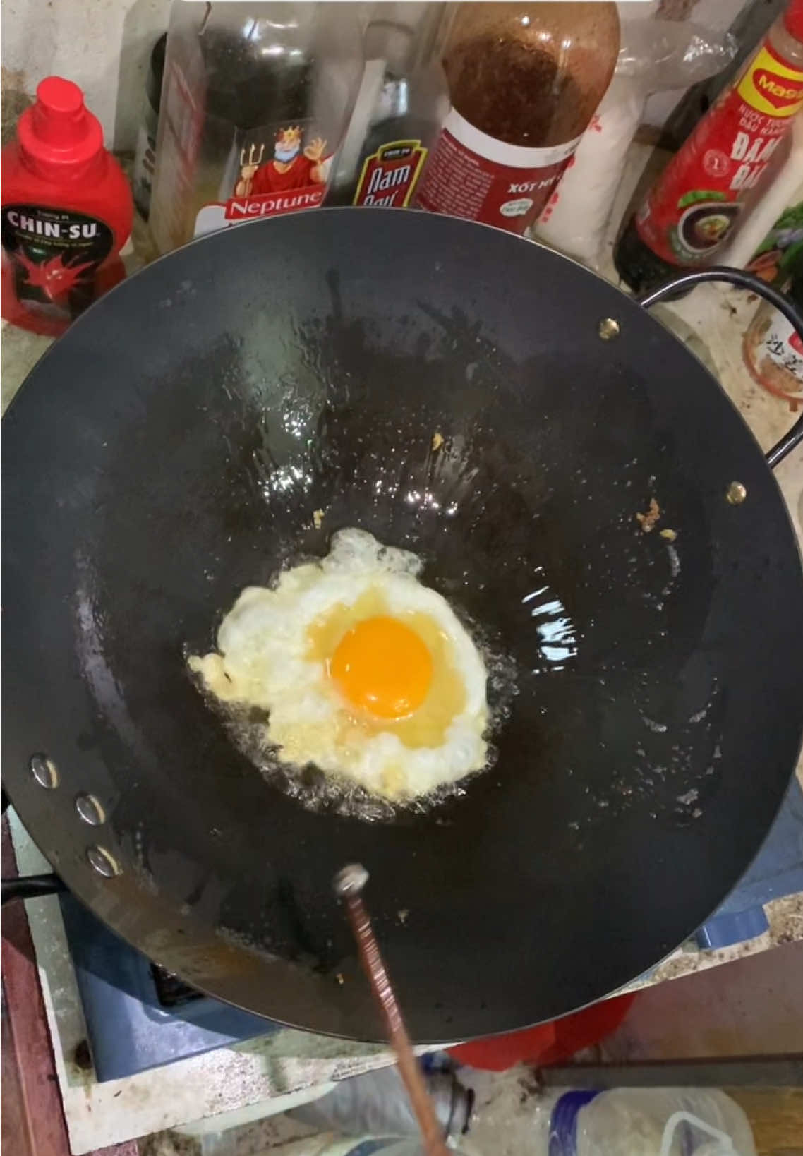 Chảo thép tôi chống dính cán gỗ sồi chắc chắn cầm nặng tay. Có 3 size 30/38/40 ạ #nauancungtiktok #xuhuong #dogiadungthongminh #chaotheptoi 