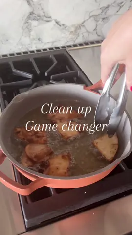 The best and easiest way to clean up used oil and grease. Solidifies quickly, and then simply throw it away. #cleaninghack #cleankitchen #cooking #stovetop #fryingpan 