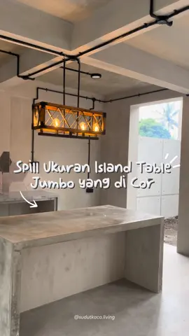 Save dulu ajaa biar ga bingung jelasin ke tukang pas mau bikin island table juga! 🫰 Ini dia meja super lega di dapurku yang fungsional banget! 🤩 Awalnya ragu mau bikin island table/meja island ini yang di cor permanen, tapi ternyata justru jadi spotlight di ruang open space ini, industrial banget deh! 😍 Kalau kamu tim pakai island table atau cukup pakai meja makan aja nih? #rumahtumbuh #rumahindustrial #rumahminimalis #industrialtropis #openspace 