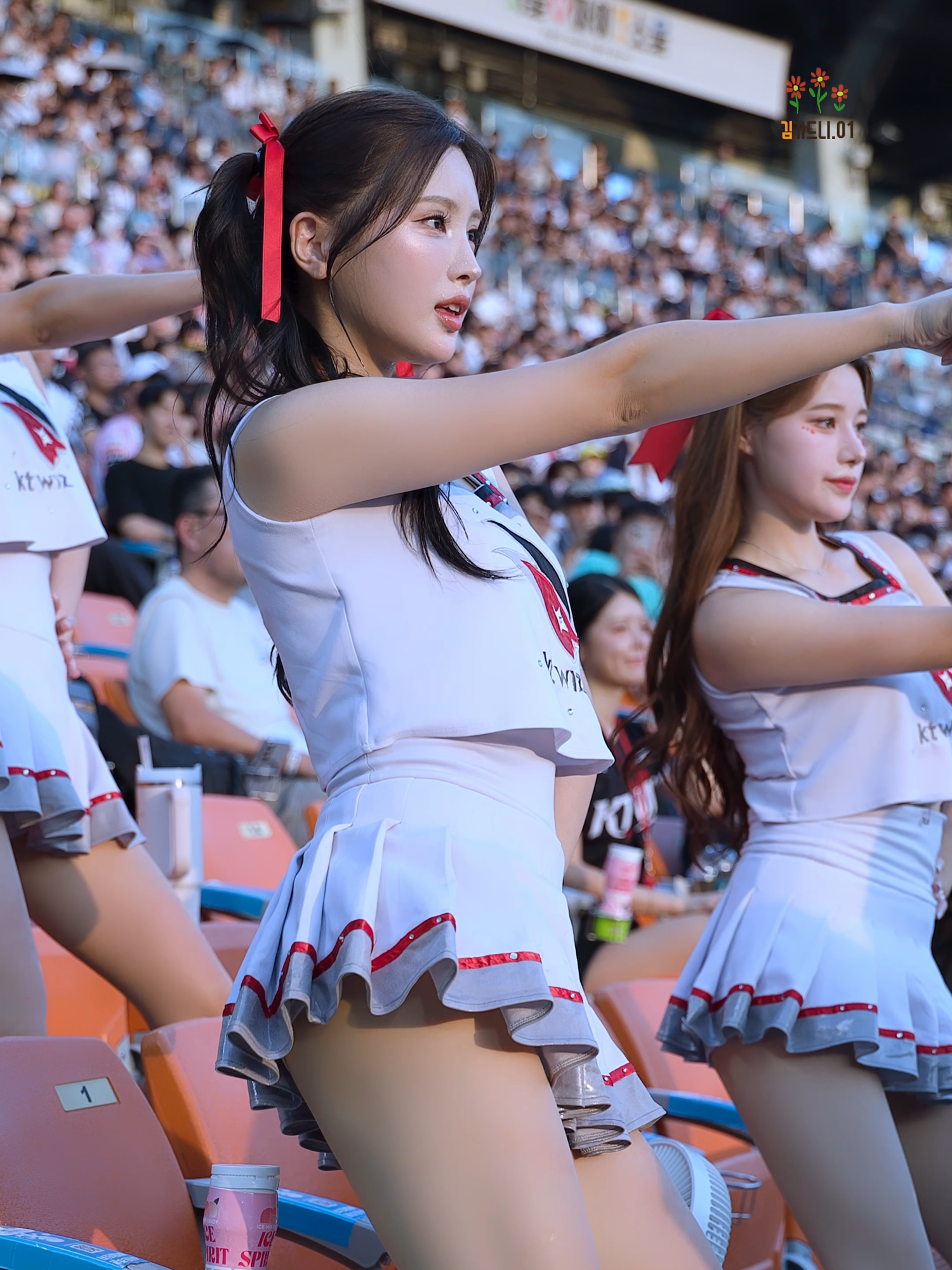 “첫 아웃송은 Hold Up✨ 정원공주의 미소로 더 뜨겁게” 덥고 습한 날씨 속에서도 상대팀이 아웃되는 순간만큼은 정원공주의 에너지로 응원석이 더 빛나요💗 #김정원 #김정원치어리더 #김가드니 #金貞沅 #kimjungwon #정원공주 #정원핑 #KT위즈 #치어리더 #아웃송 #holdup