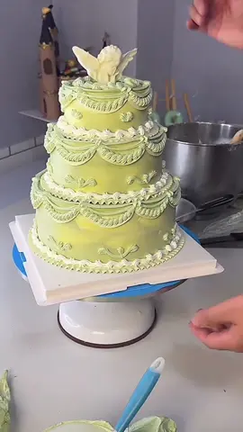 Watch me make a cake and just relax #fyp #foryoupage #cutecake #cakedecorating #asmrvideo 