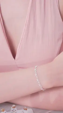 LT0458 – Lắc tay dải nơ thân xoắn mềm mại mang lại cảm giác duyên dáng 💖. #daychuyenbactlee #lactaybactlee #trangsuc #khuyentaibactlee #tleejewelry 