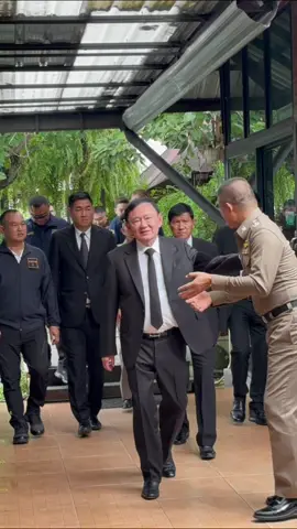 #ทักษิณ สีเทาๆระวังตัวไว้ให้ดี😎 #ทักษิณชินวัตร  #primeministerofthailand #นายก #นายกทักษิณ 