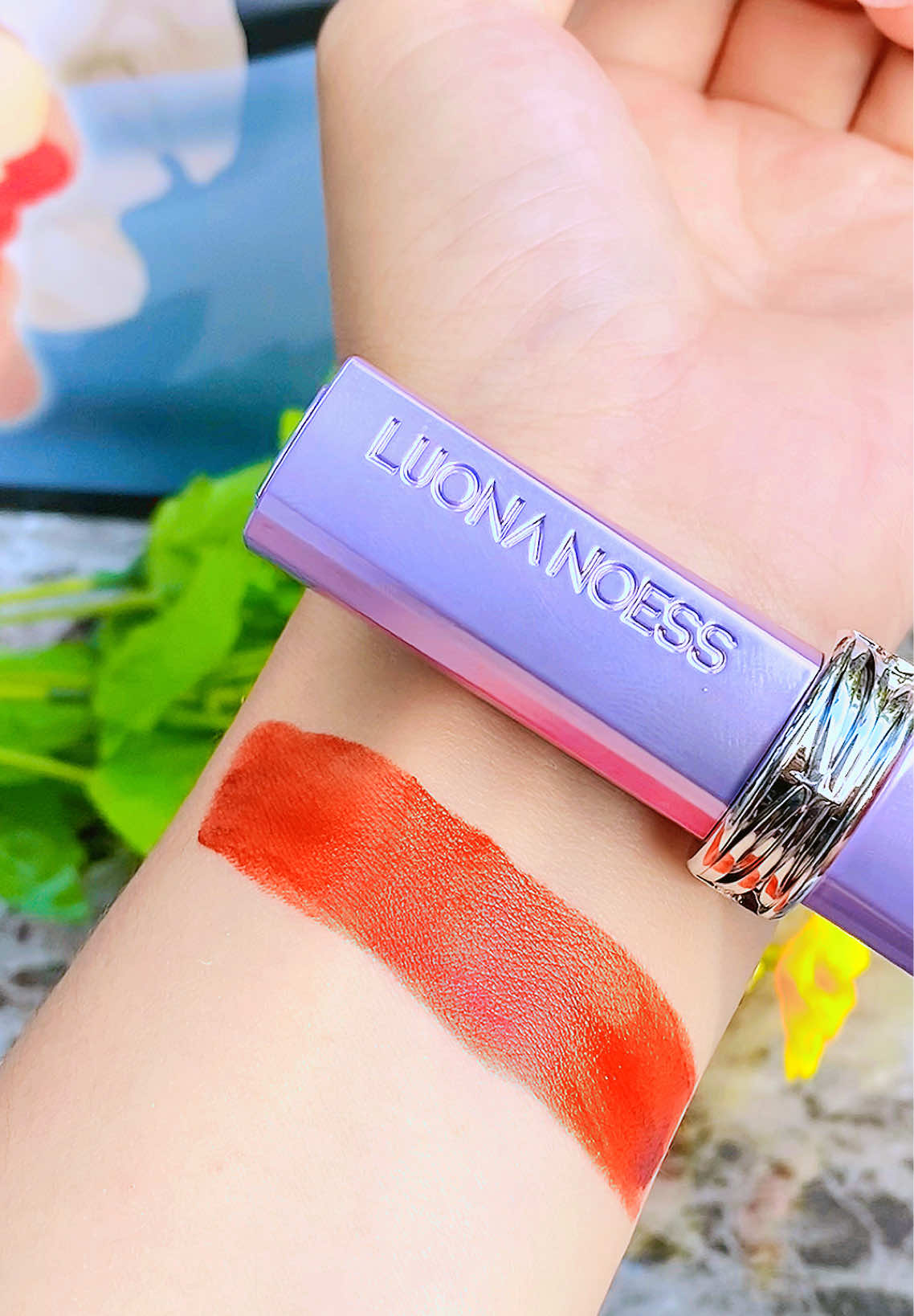 Son môi “ma thuật đen” – nhìn ngoài lạnh lùng, lên môi lại ngọt ngào quyến rũ. Bạn dám thử chưa? 💄✨#sonmoi #sonmoidep #sonmoimathuat #sonmoichinhhang 