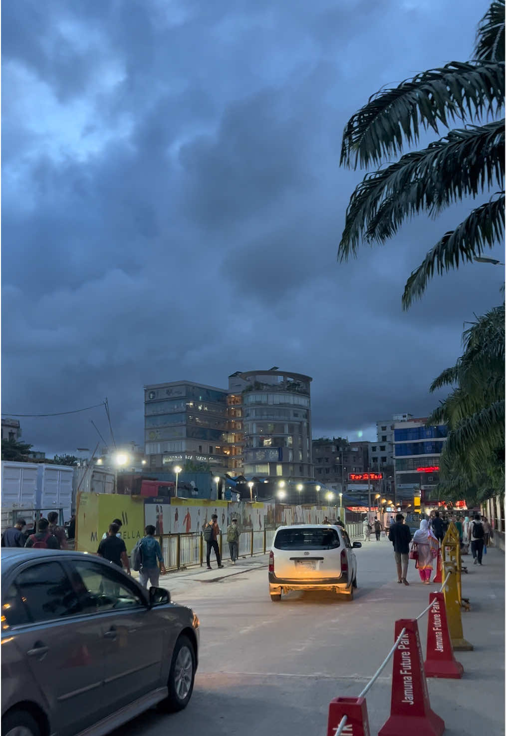 নিজেকে আর কখনো কারো কাছে প্রকাশ করবো না, যার প্রযোজন সে এমনিতেই খুঁজে নিবে!!❤️‍🩹😌 #sky #street #foryou #fyp #foryoupage 