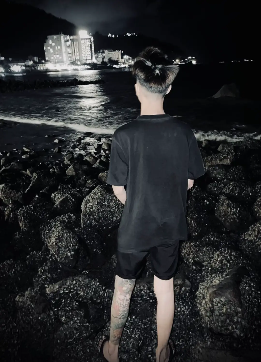 Chỉ sợ không có đường để đi, chứ ngại gì bão tố. Sinh ra trong cơn gió lớn sao lại lung lây giữa bão trời.. #xh #caube19tuoi 