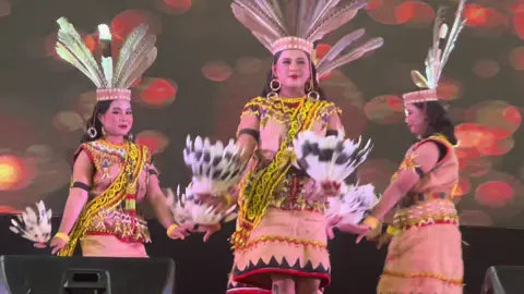 Keindahan tarian Dayak memukau! 🌿✨ Dibawakan Sanggar Tari Kleang Kensang Gjah – Berau, Kaltim asuhan Yustina Dau Hayati, S.Pd. Warisan leluhur yang penuh makna, bikin bangga Nusantara! 🇮🇩🔥 #TarianDayak #KleangKensangGjah #BerauKaltim #BudayaNusantara #FYPIndonesia