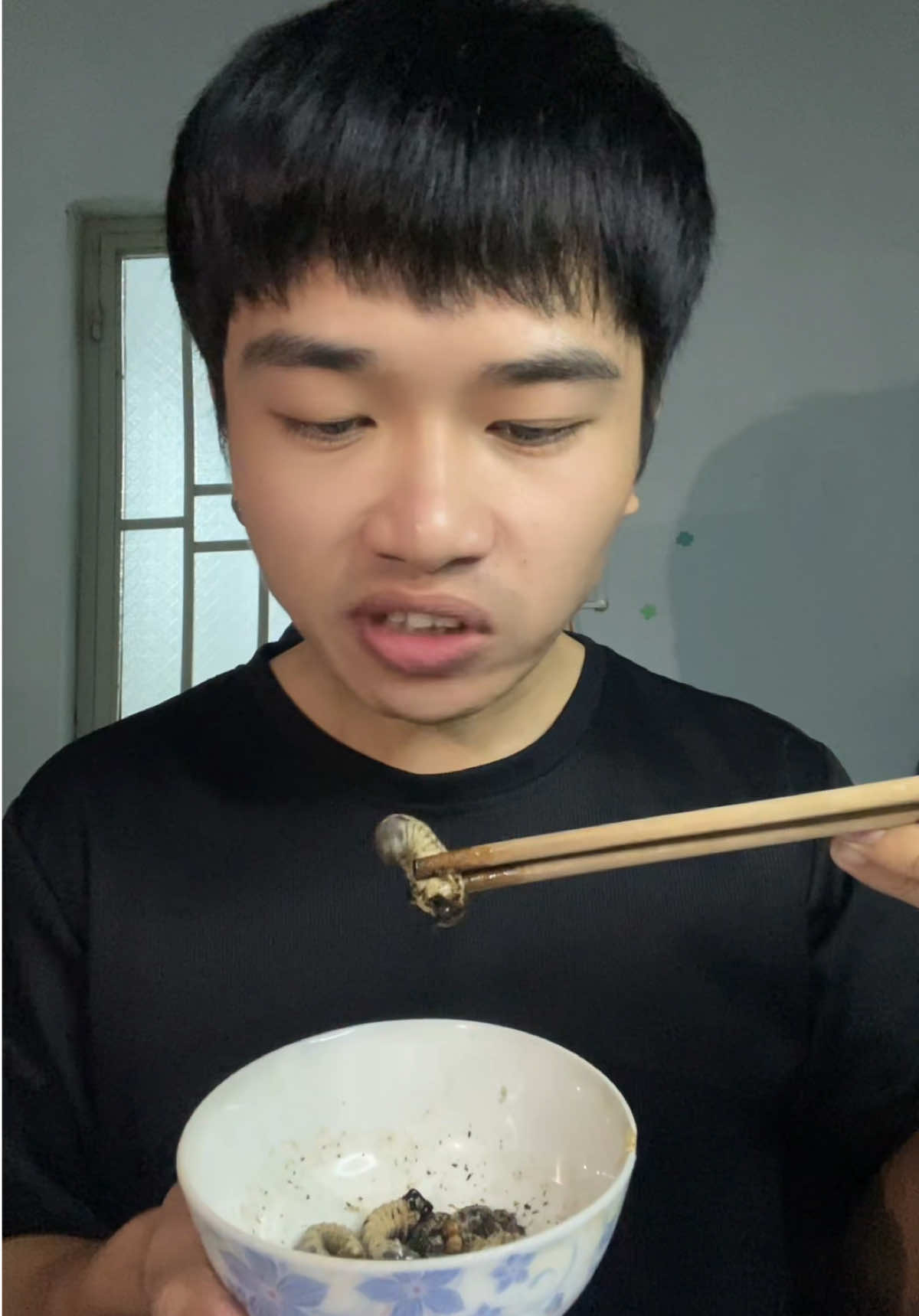 Mukbang sùng đất.