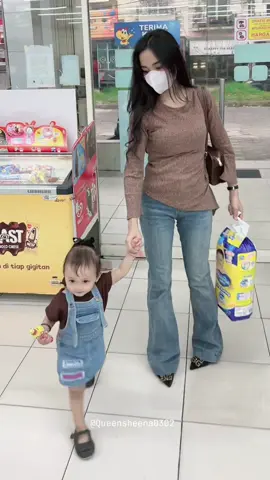 KITA USAHAKAN ANAK BAHAGIA MESKIPUN CUMA JALAN JALAN DI ALFA DAN INDO YA NAK🥰#fyp #masukberanda #soundviral #cuople #xybca 