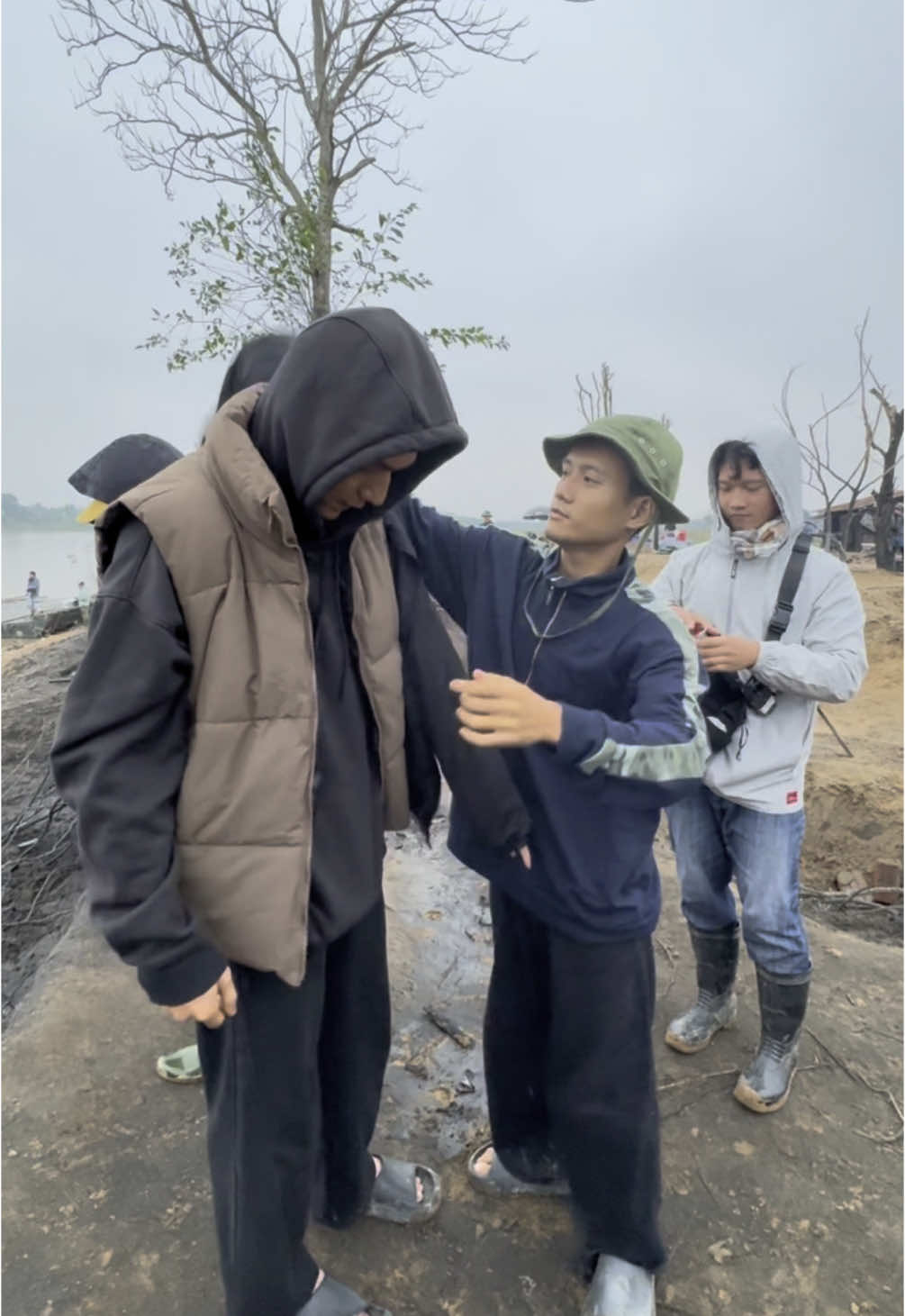 Anh Cường ăn hiếp Túuuuuu 🥹 chỉ có anh Hải mới iu thương toiii #dienviendinhkhang #dinhkhang #pov #81ngaydemthanhcoquangtri #muado #phimmuado #galaxystudio #2thang9 #dienanhquandoi #daqd #phamvantu #tieudoi1 #tuchim #donhathoang #nguyenhung @Đỗ Nhật Hoàng @Nguyễn Hùng 