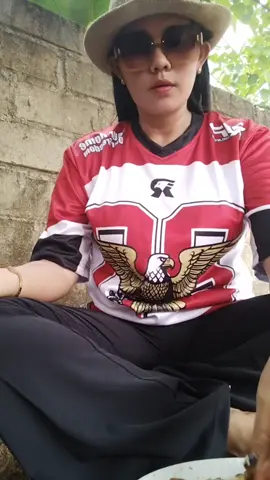 menikmati kuliner desa yg begitu nikmat mom's