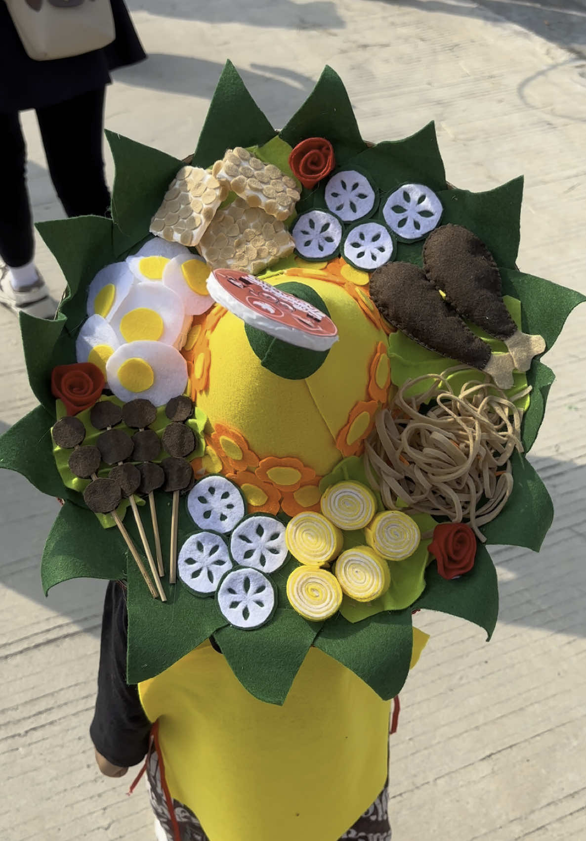 Topi tumpeng 🤭  #karnaval #topitumpeng #topikarnaval #idekostumkarnafal #topingtumpe #handmade 