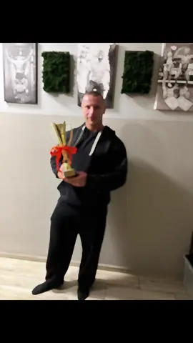 Ten puchar nie błyszczy złotem ani nie waży wiele… ale dla mnie jest najcenniejszy ze wszystkich. 🏆✨ Bo nie zdobyłem go na podium, nie w rywalizacji, nie w walce z innymi. Zdobyłem go sercem. ❤️‍🩹 Każdy dyżur to cząstka mnie, którą zostawiam na oddziale. To uśmiech, wsparcie, chwila rozmowy, dotyk dłoni w trudnym momencie. I właśnie za to a nie za rekordy czy wyniki dziś trzymam w rękach ten symbol. Ale to nie tylko moje trofeum. To nagroda dla całego zespołu dla ludzi, którzy codziennie uczą mnie, jak być lepszym, mądrzejszym i jeszcze bardziej wrażliwym. 💙 Dziękuję, Kochana Oddziałowa, za to wyróżnienie. To nie jest tylko puchar to dowód, że serce ma największą moc. 🤍@Czarna&Mamba 