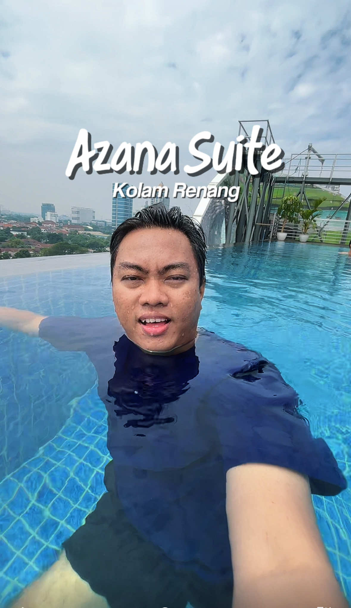 Air kolam renangnya sampe tumpeh tumpeh dong, view nya cakep bgt cuss boking di tag lokasi videoku  #masgie #azanasuiteantasari  