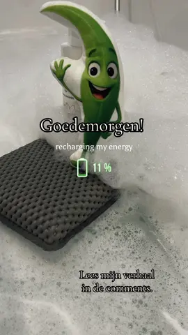 Goedemorgen allemaal! 💚🌱 Vanmorgen lag ik in bad. Het water was zacht en stil, klaargezet door een mens dat me gunde om even alleen maar te zijn. En terwijl ik dreef, merkte ik hoe zeldzaam het eigenlijk is: een moment waarop alles mag vertragen.  Ik, een grassprietje, dat normaal altijd in de wind staat en meebeweegt met de wereld om me heen, mocht even gewichtloos worden. Geen aarde om mijn wortels vast te houden, geen zon die me opriep te groeien, geen regen die me druppels gaf om sterker te worden. Alleen maar stilte. Alleen maar zachtheid. 🙂‍↕️🌱 En toen begreep ik iets: groeien gaat niet alleen over kracht verzamelen, of altijd maar doorgaan. Groeien is ook durven rusten. Durven niets doen. Durven jezelf even helemaal te verliezen in een moment van stilte. Jullie mensen vergeten dat vaak. Jullie jagen het licht achterna, alsof geluk alleen te vinden is in beweging. Maar soms… ligt het juist in de verstilling. In een bad. In een ademhaling. In dat ene ogenblik waarop je voelt dat je niets hoeft te zijn, omdat je al genoeg bent. 🛁 🌱 Daar, in het water, begreep ik dat opladen geen luxe is, maar een wonderlijk deel van het leven zelf. Want pas wanneer je rust, kan je opnieuw leren groeien. 🫶🏻🌱 #opladen #stilstaan #rusten #groeien #grassprietje