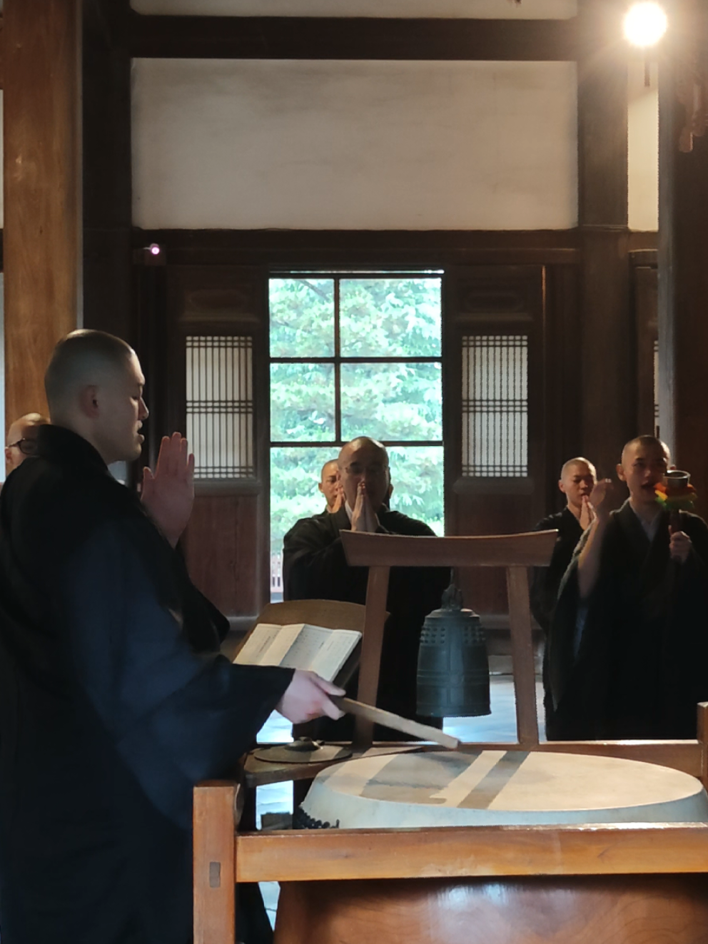 1. 踏入院门时，京都黄檗山万福寺的大殿还浸在晨雾里。四百年未变的明代音响起，经文唱诵裹着古意漫过耳畔——原来有些传承，真的能让时光慢下来。（日语附：京都黄檗山万福寺の朝課、明時代の音で経文を唱え、四百年の伝統が大仏殿の中にそっと宿っている）#黄檗煎茶 #京都黄檗山万福寺 #黄檗宗大本山萬福寺 #黄檗文化 