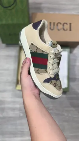 Nắng thì có mũ, mưa thì có ô, còn em thì có ai? 🤧