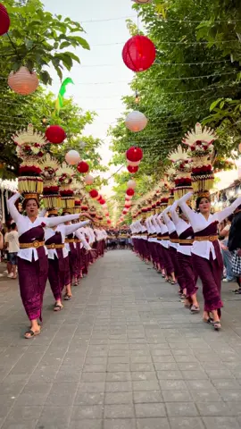 Parade Gebogan dari desa Pandak Gede Kecamatan Kediri dalam Festival Tanah Lot 2025 #cultureparade #tanahlotfestival #bali #culture #balisunset 
