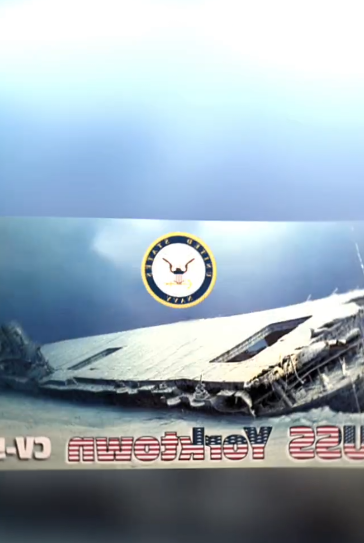 Hiryu:cemas kau dek🗿 --------------------------------- USS Yorktown CV-5 mengalami kerusakan parah selama Pertempuran Midway pada 4 Juni 1942. Kapal induk ini diserang oleh pesawat pengebom Jepang dan terkena tiga bom yang menyebabkan kerusakan signifikan. Bom pertama meledak di dek penerbangan, menyebabkan lubang sebesar 12 kaki dan beberapa kebakaran kecil. Perbaikan sementara dilakukan dalam waktu 25 menit. Bom kedua meledak di saluran udara, merusak beberapa boiler dan menyebabkan kebakaran lebih besar. Api berhasil dipadamkan dalam waktu 30 menit. Bom ketiga meledak di dek ketiga, menyebabkan kerusakan pada beberapa ruangan dan sistem pipa. Setelah serangan pertama, USS Yorktown melakukan perbaikan sementara untuk memulihkan sebagian kemampuan operasionalnya. Kapal ini dapat melanjutkan perjalanan dengan kecepatan terbatas. Namun, USS Yorktown kembali diserang oleh pesawat pengebom torpedo Jepang dan terkena dua torpedo yang menyebabkan kerusakan parah pada lambung kapal dan sistem pipa. Kapal ini kehilangan daya dan menjadi tidak dapat bermanuver, dengan kemiringan sekitar 23 derajat ke sisi kiri. Upaya penyelamatan dilakukan setelah kru kapal dievakuasi. Sebuah tim penyelamat dikirim untuk melakukan perbaikan, namun kapal selam Jepang I-168 menembakkan torpedo ke arah USS Yorktown dan kapal perusak USS Hammann yang berada di sampingnya untuk membantu upaya penyelamatan. USS Hammann tenggelam, dan USS Yorktown kembali mengalami kerusakan parah. Pada 7 Juni 1942, USS Yorktown akhirnya terbalik ke sisi kiri dan tenggelam di laut dengan kedalaman sekitar 3000 depa. Kejadian ini menandai akhir dari karir USS Yorktown sebagai kapal perang yang tangguh dan efektif. #ussyorktown  #ussyorktownazurlane #azurlaneedit #History #fypdong 