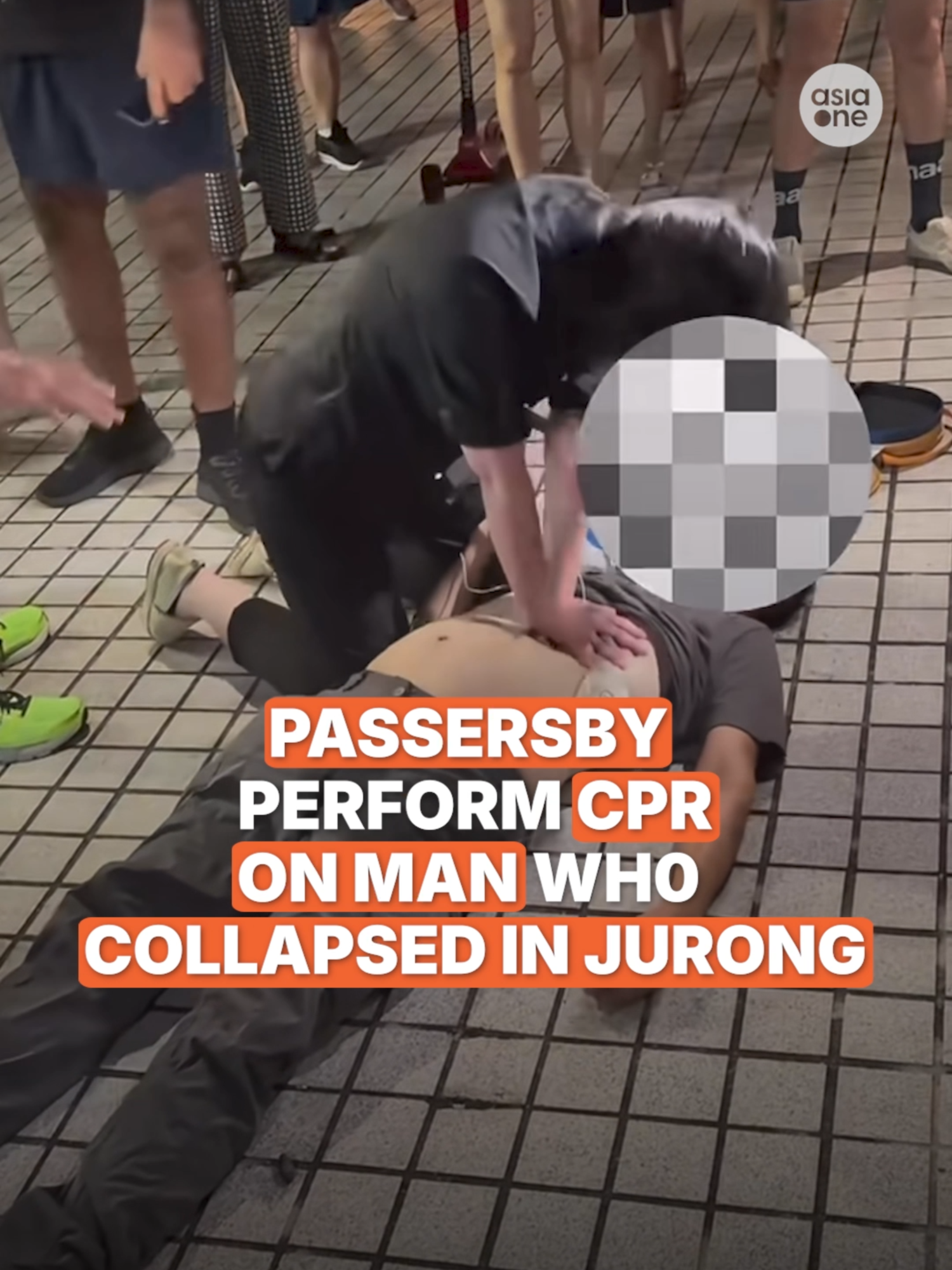 When a man collapsed at Jurong Gardens Lake on Friday evening (Aug 22), at least two members of public stepped forward to help, with one administering CPR, and the other helping to keep count. SCDF later conveyed the man to hospital. #sgnews #Singapore #Humanity #CPR #AED