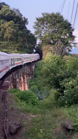 Liukan kereta di jalur curam dan banyak jembatan berkelok di atas bukit karikil Kadungora #kereta#keretaapi#jembatan#jalurlangit#fyppp  