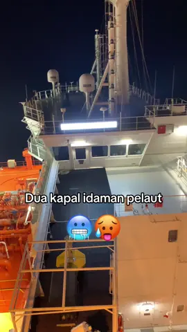 Maju sini tak jadikan es batu kalian🤣 #kapal #seaman #pelaut #pelautindonesia #lng 