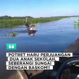 perjuangan 2 anak sekolah menyebrangi sungai pakai baskom viral#beritatiktok #fyppppppppppppppppppppppp #fyp #viral #indonesia 