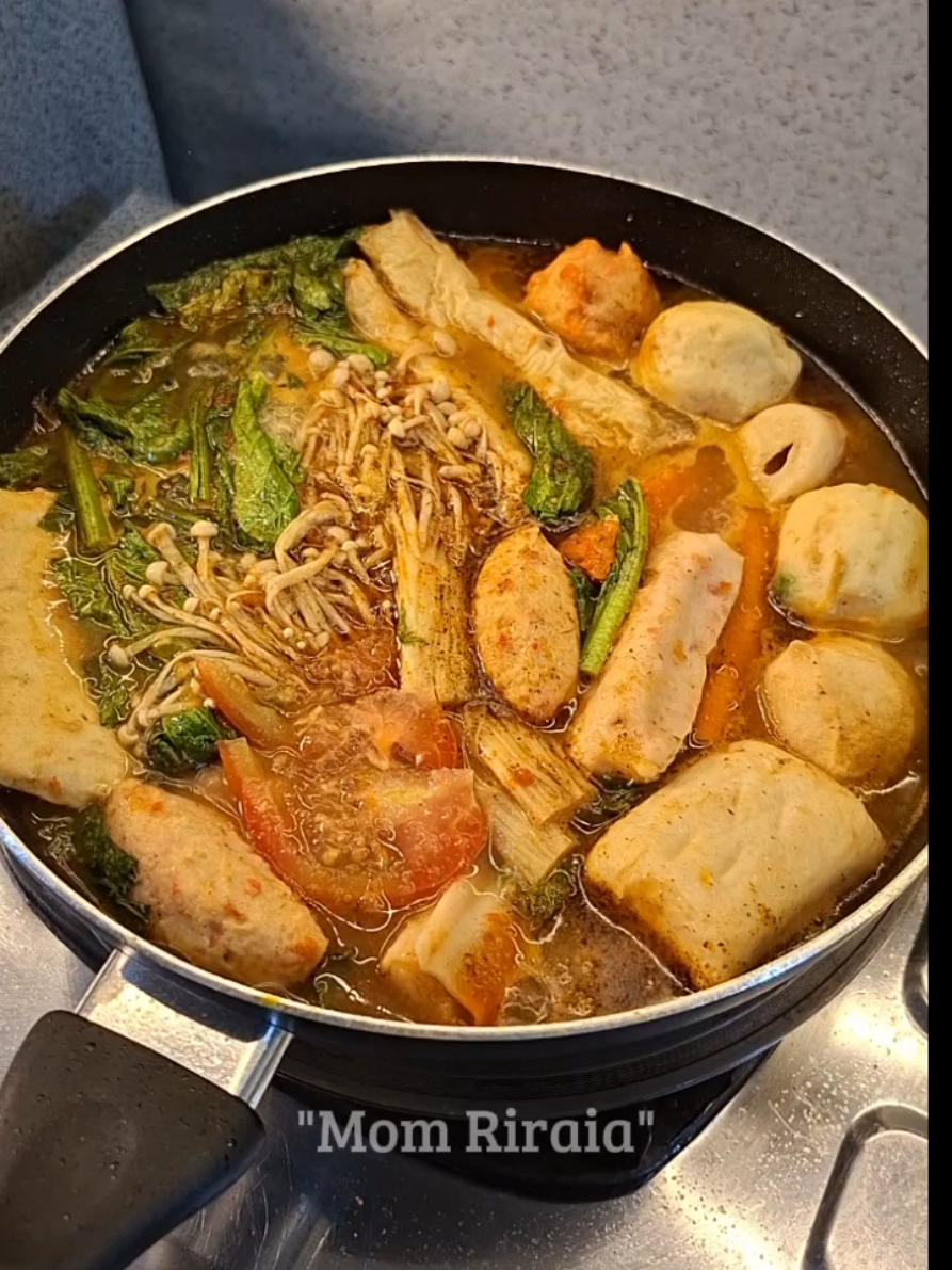 lagi kepengen makan tomyum satset..bumbu kuahnya seger, enak, mantap pokoknya😭👍kurang udang tapi ttep jozzzz#resep #reseptomyum #resepsimple#fypage #comfortfood