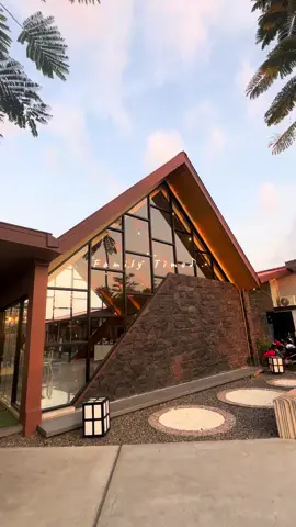 📍Entry Coffee and Eatery berlokasi di Kec. Slawi Kabupaten Tegal. Tempatnya ngga cuma aesthetic tapi spacenya juga luas & banyak. Cocok buat kongkow rame-rame. Makanannya enak & variannya cukup banyak. Ada live musicnya juga di sabtu malam. Rekomendasi cafe buat warga slawi dan sekitarnya, Gasss!! #exploretegal #tegal #cafetegal #kulinertegal 